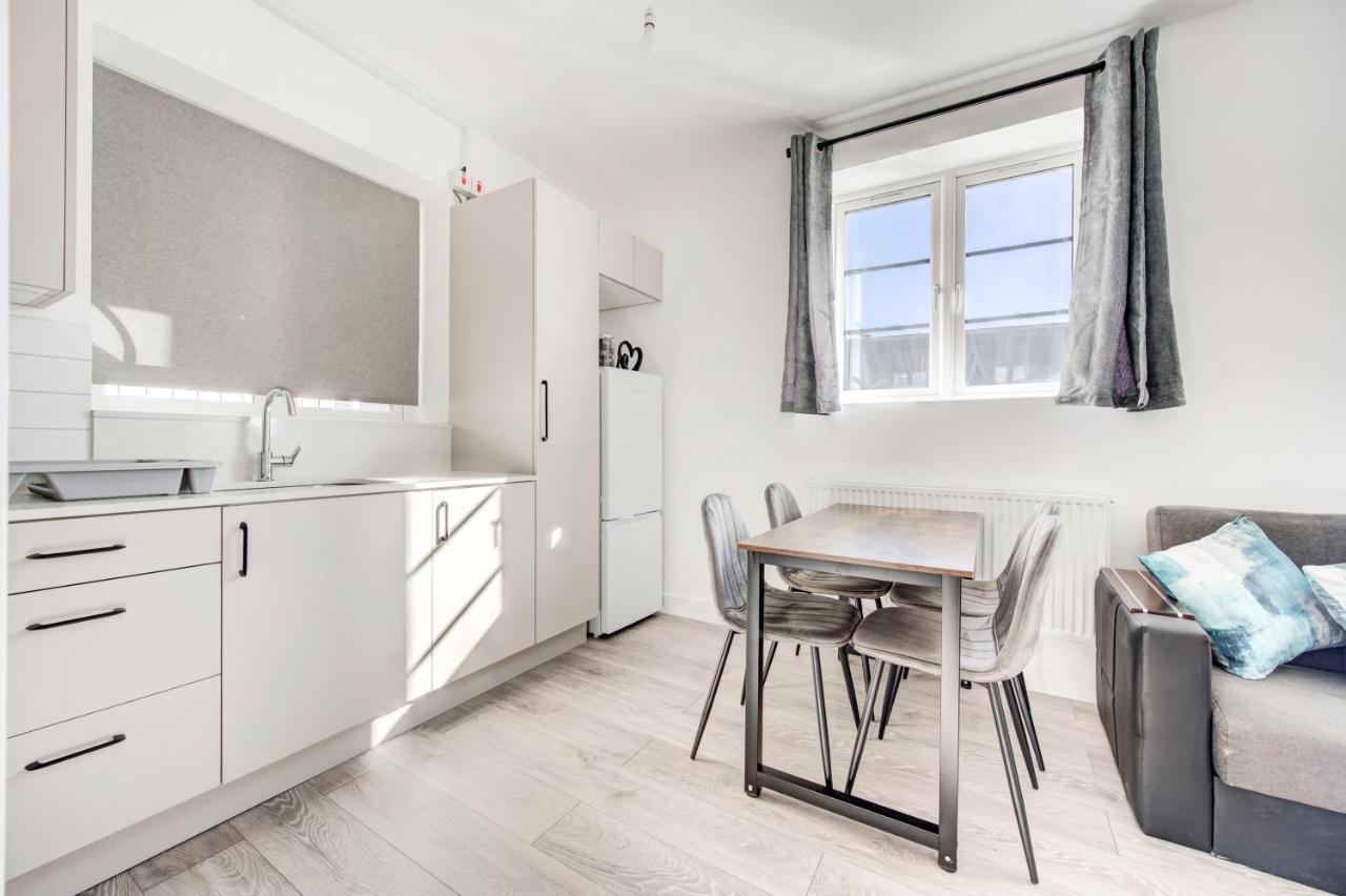 2 Bedroom With Large And Wi-fi Lejlighed London