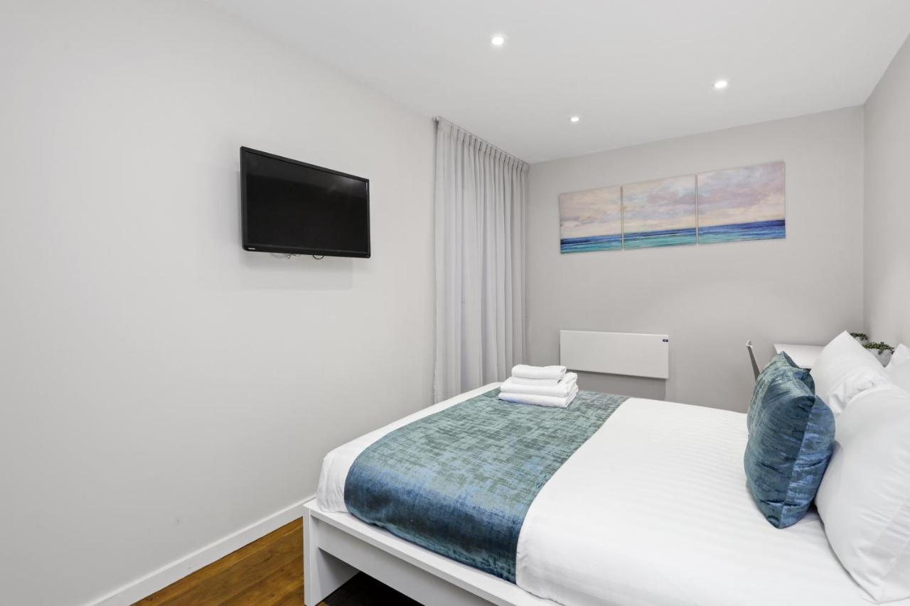 Spacious 1 Bedroom Flat *