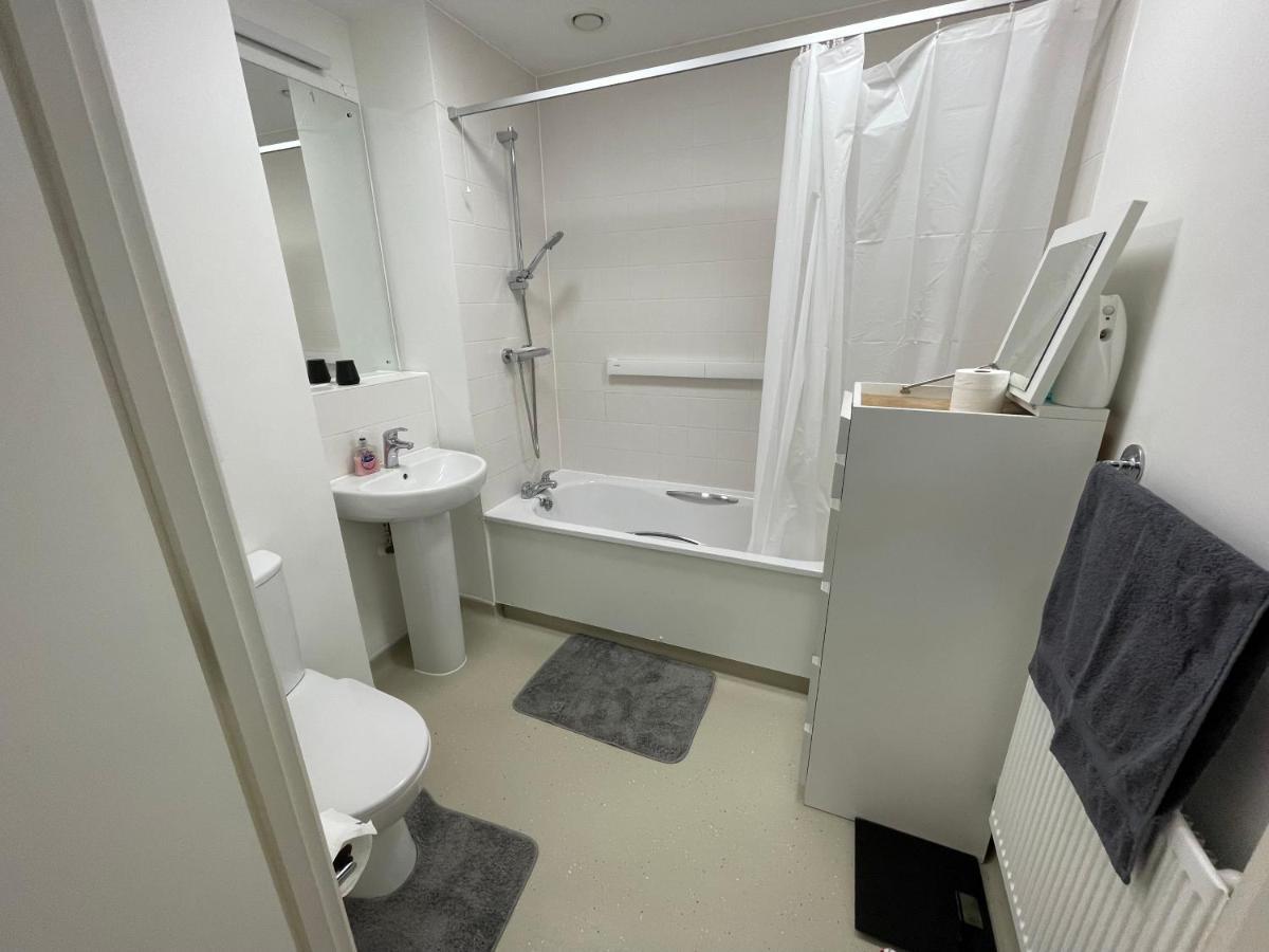 Spacious 2 Bedroom Modern Flat & Parking Leilighet *