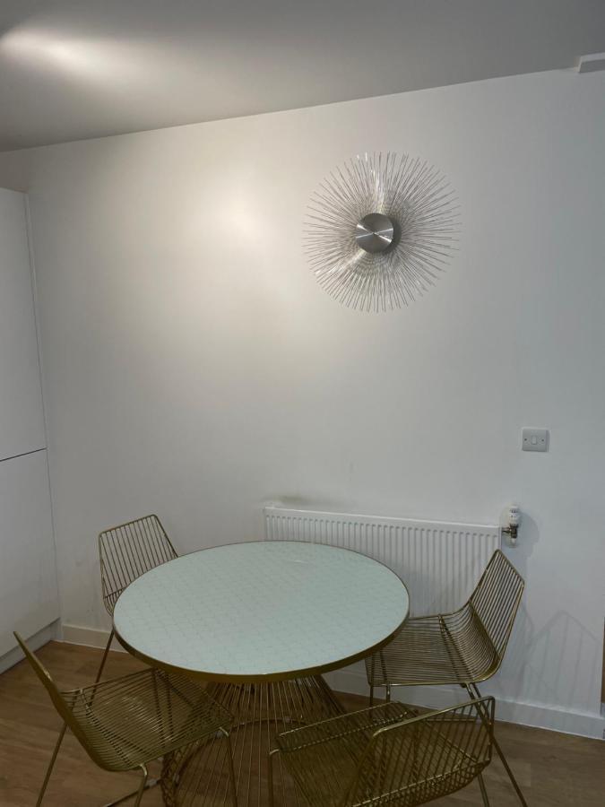 Leilighet Spacious 2 Bedroom Modern Flat & Parking