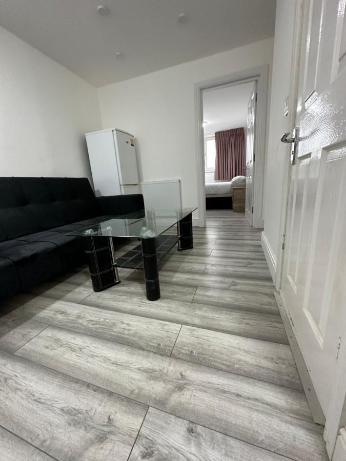 3 Bedroom Bayswater Apartment *