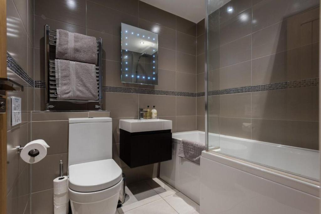 Exceptional Location And Top Floor Lovely 2 Bed Sleeps 6 Apartment *