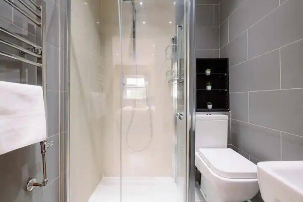 Bright And Quiet 2-bed 2-bath With Great Patio Appartement Londres