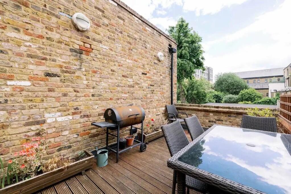Bright And Quiet 2-bed 2-bath With Great Patio Appartement