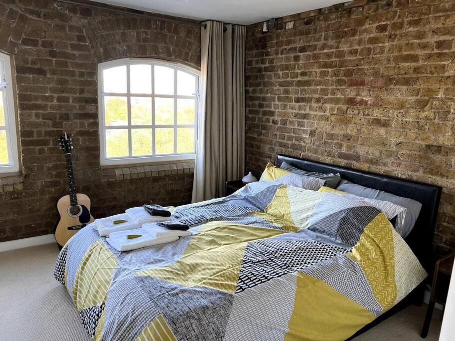 Luxury Artistic 2 Bedroom W/balcony-great Location Leilighet London