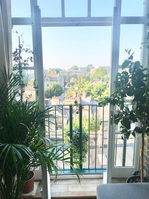 Luxury Artistic 2 Bedroom W/balcony-great Location Leilighet London