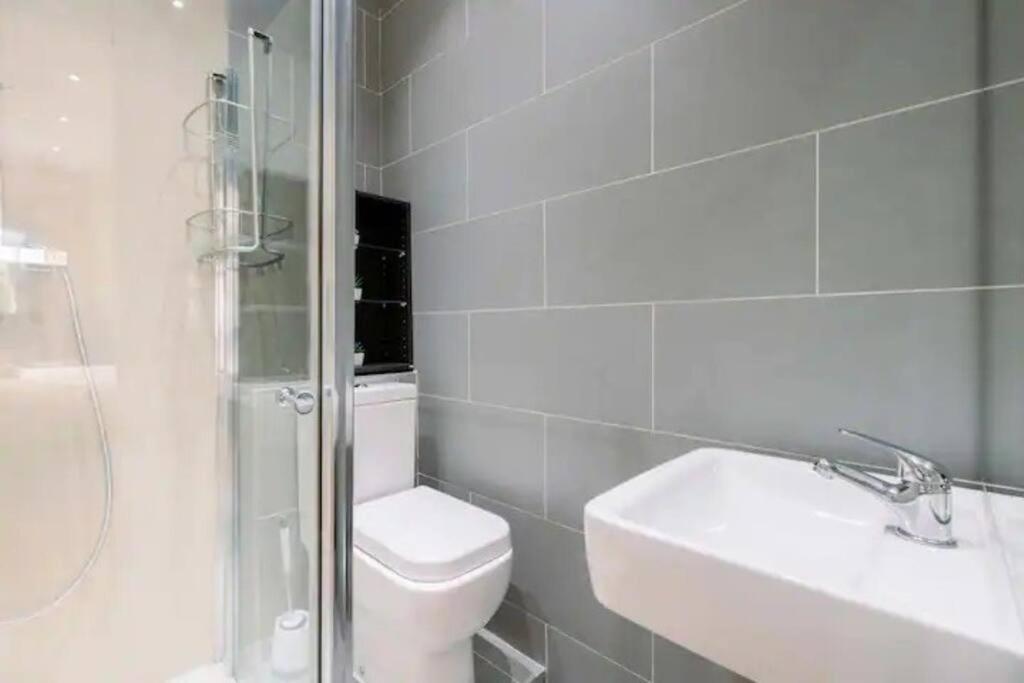 Bright And Quiet 2-bed 2-bath With Great Patio Appartement Londres