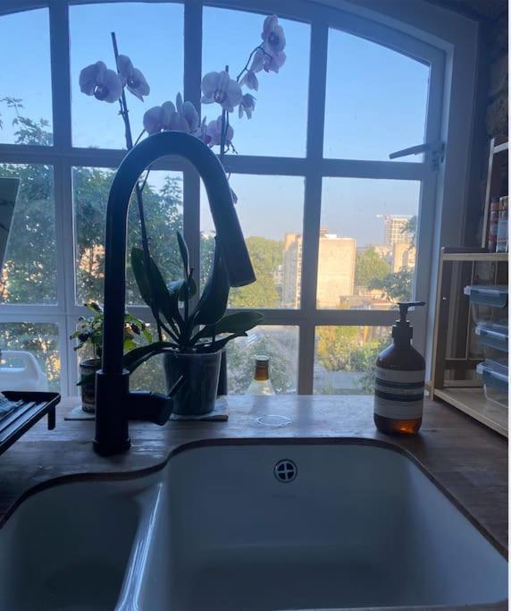 Luxury Artistic 2 Bedroom W/balcony-great Location Leilighet *