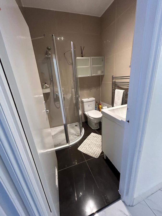 New! Supreme - Near Tube Stations Londra