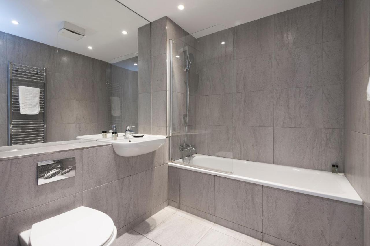 The Lockton - Portobello Road * Londen