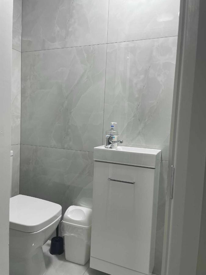 Flat Private Shower Wc And Kitchenette Lägenhet