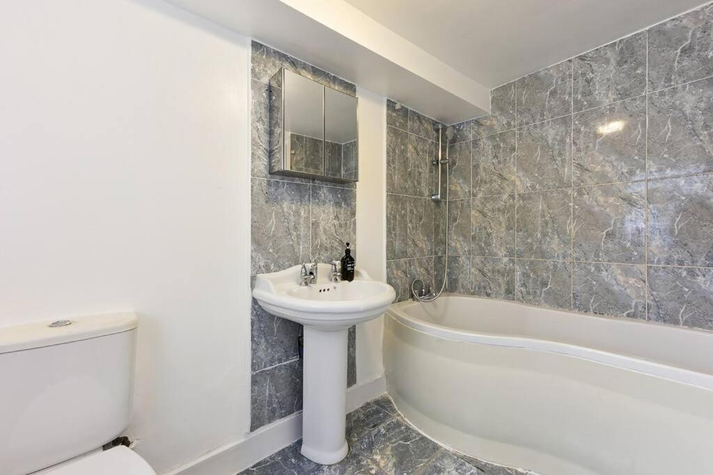 Cosy 3 Bed In Colliers Wood Semesterbostad London