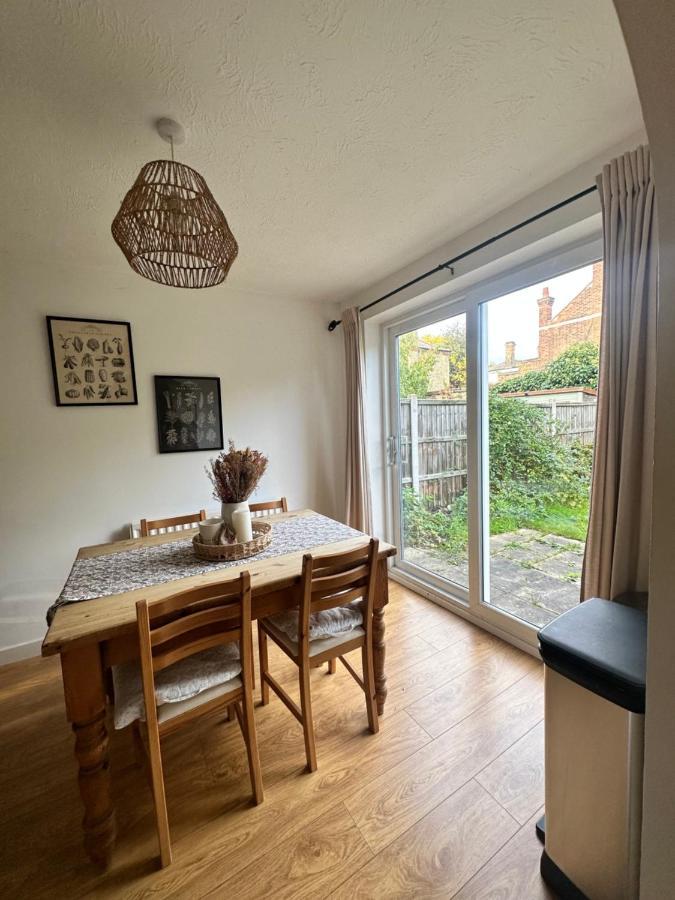 3 Bedroom House 2 Stops From Bridge Vakantiehuis Londen