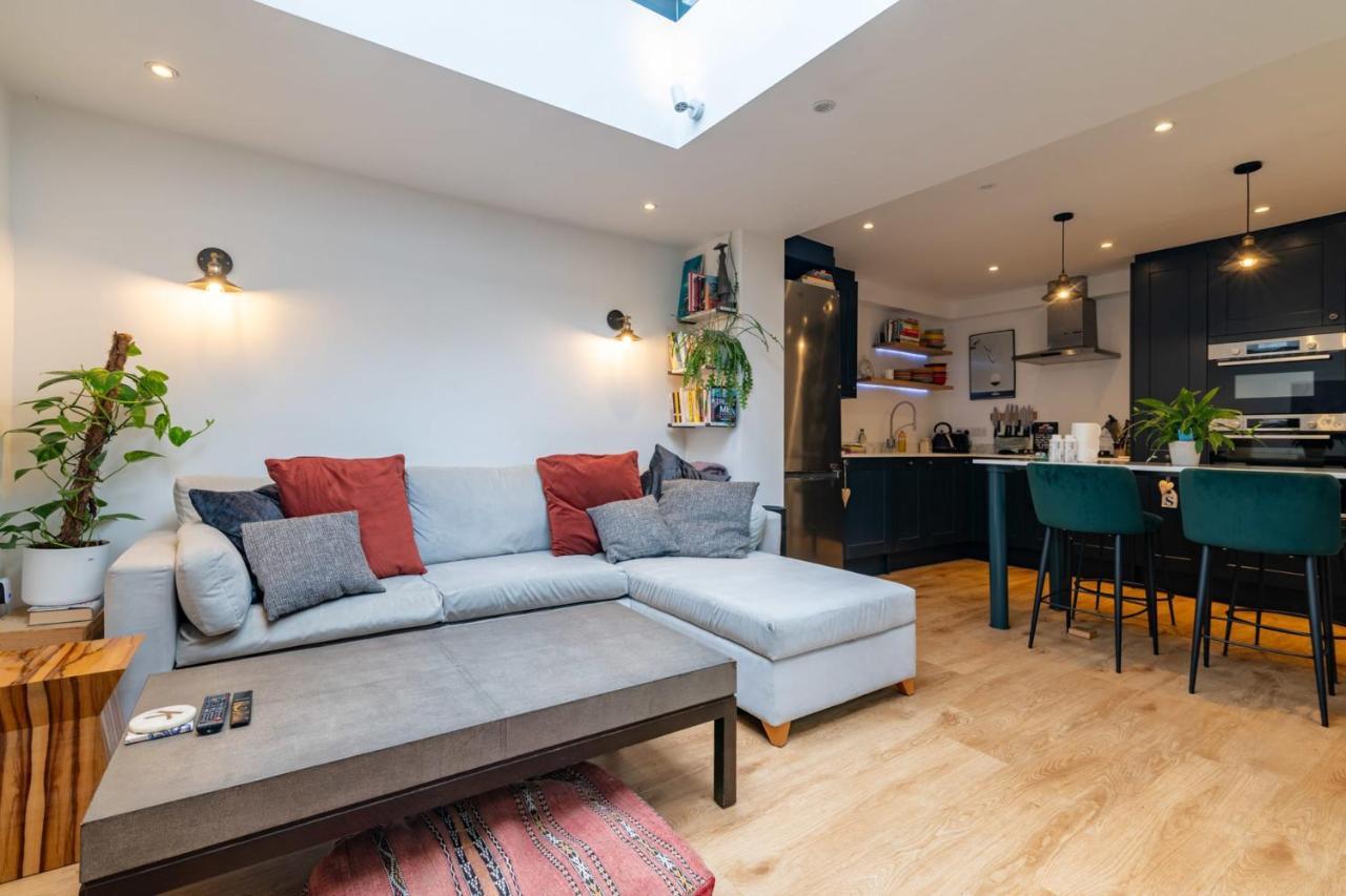 Beautiful Two Bed Abode In South West Apartment