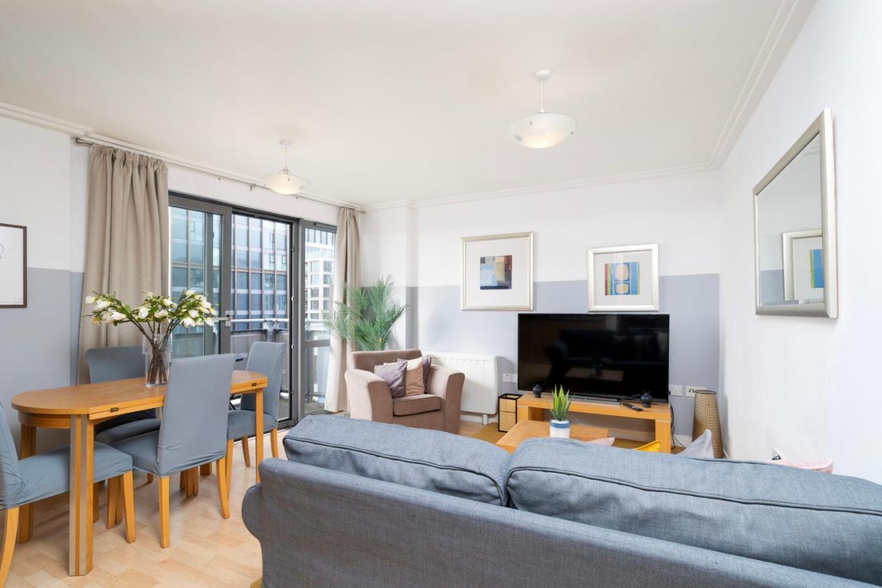 Cosy Flat Right Opp Tube Station * London
