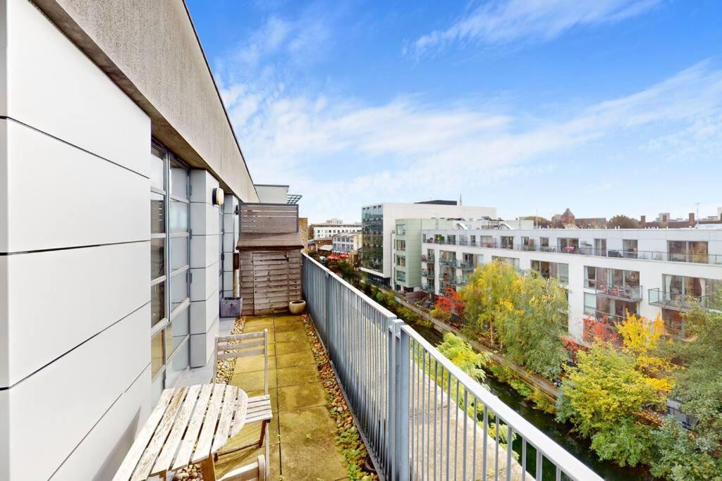 Appartement Stunning 1bed Flat With Balcony - 5 Mins To Station