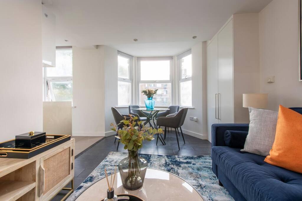 Elevated Elegance: 1br 1ba Flat In Wellmeadow Rd Appartement Londres