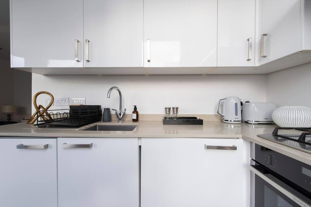 Elevated Elegance: 1br 1ba Flat In Wellmeadow Rd Appartamento *