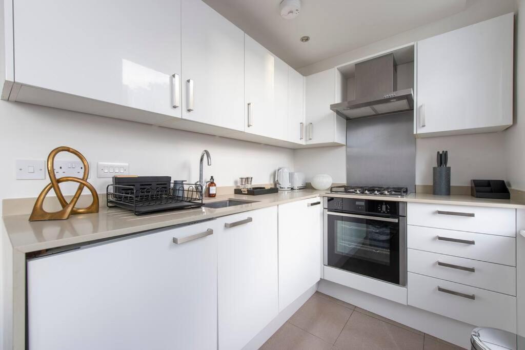 Elevated Elegance: 1br 1ba Flat In Wellmeadow Rd Appartement Londres
