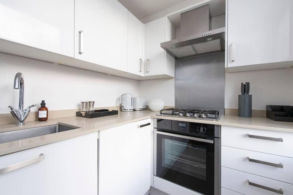 Elevated Elegance: 1br 1ba Flat In Wellmeadow Rd Appartamento