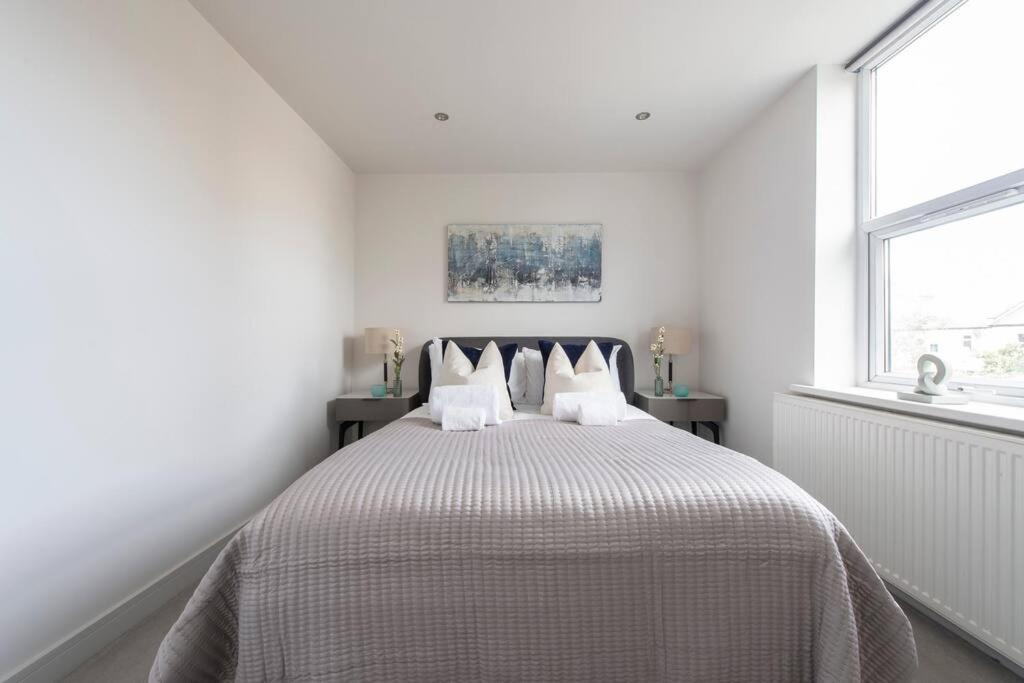 Elevated Elegance: 1br 1ba Flat In Wellmeadow Rd Londra