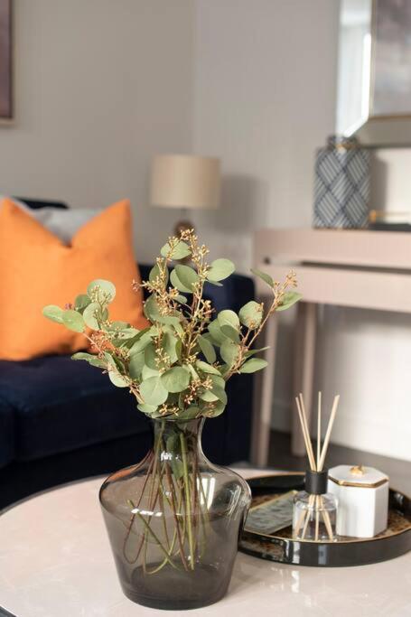 Appartamento Elevated Elegance: 1br 1ba Flat In Wellmeadow Rd Londra