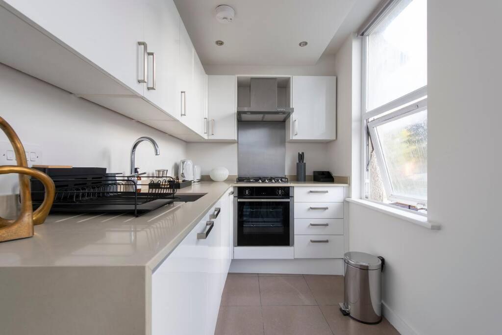 Elevated Elegance: 1br 1ba Flat In Wellmeadow Rd Londra