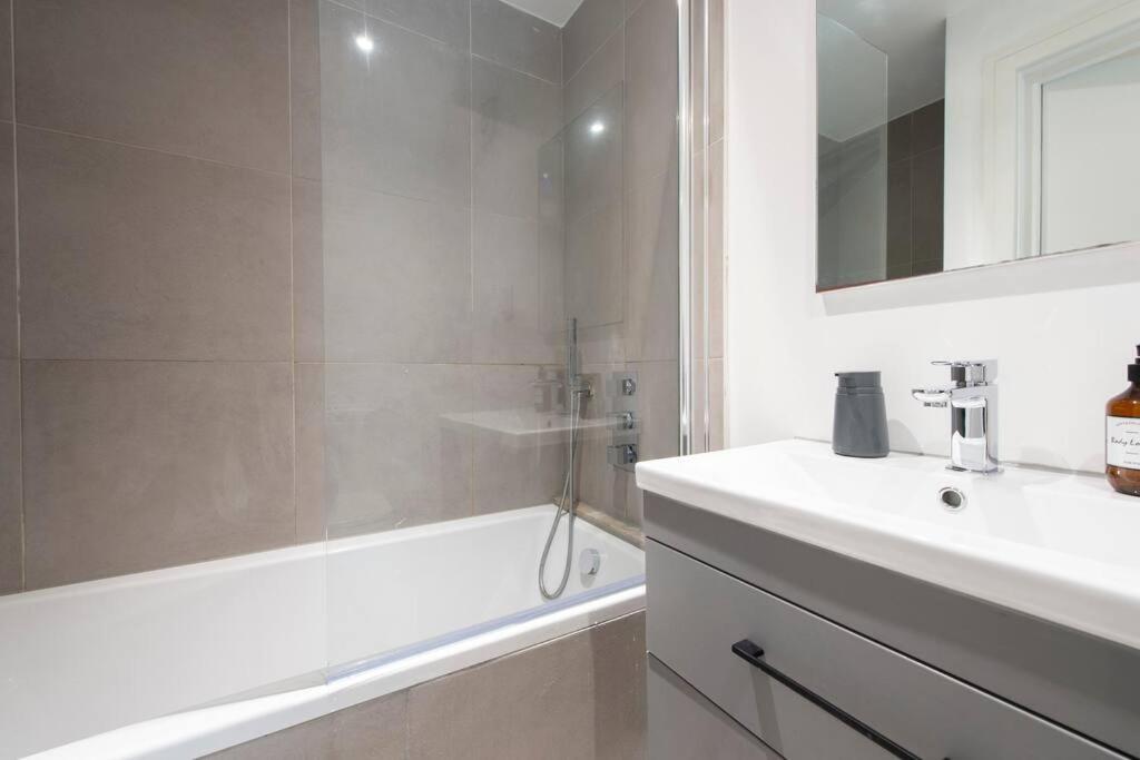 Appartamento Elevated Elegance: 1br 1ba Flat In Wellmeadow Rd *