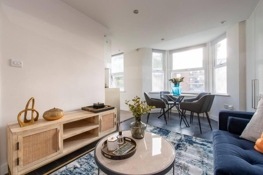 Elevated Elegance: 1br 1ba Flat In Wellmeadow Rd