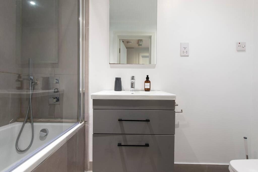 Elevated Elegance: 1br 1ba Flat In Wellmeadow Rd Londra