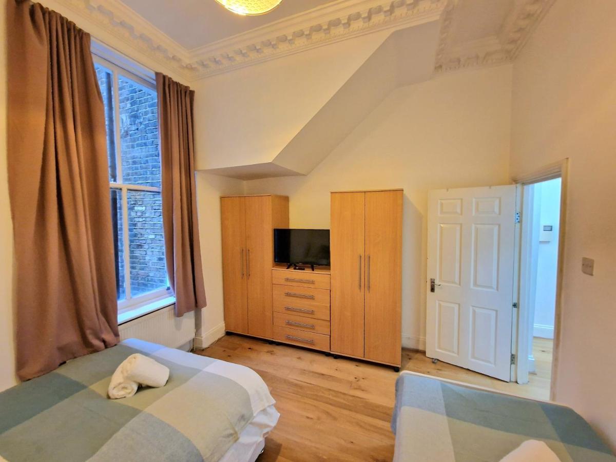 Appartement Lovely Ground Floor With High Ceiling And A Private Garden By Earl's Court Station Londen