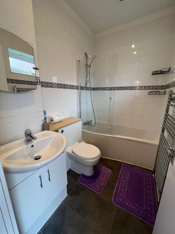 2 Bedroom Flat In Leicester Square *