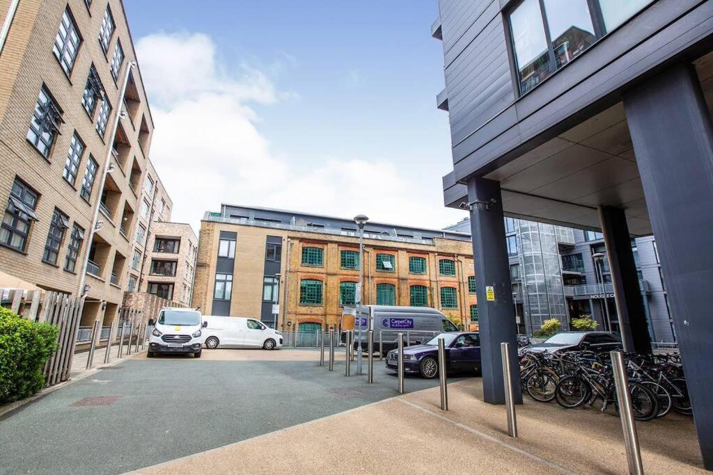 Cosy Spacious Studio Flat Stratford / Bow London