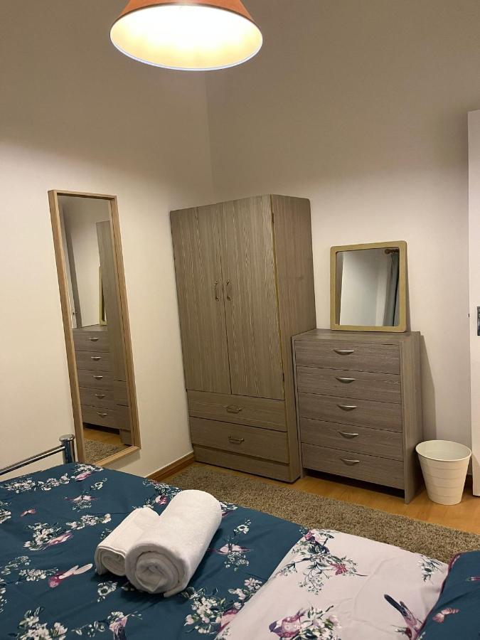 2 Bedroom Flat In Leicester Square Lägenhet
