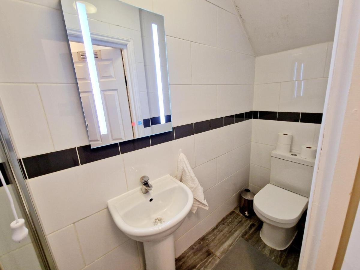 Lovely Ground Floor With High Ceiling And A Private Garden By Earl's Court Station Appartement Londen