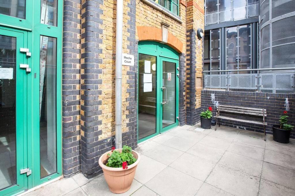Cosy Spacious Studio Flat Stratford / Bow * London