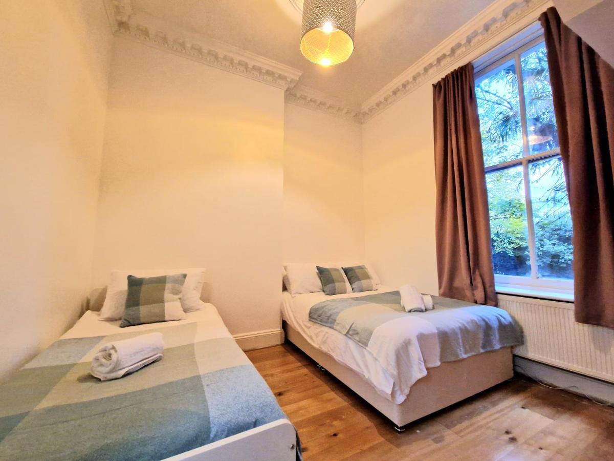 Lovely Ground Floor With High Ceiling And A Private Garden By Earl's Court Station Appartement Londen