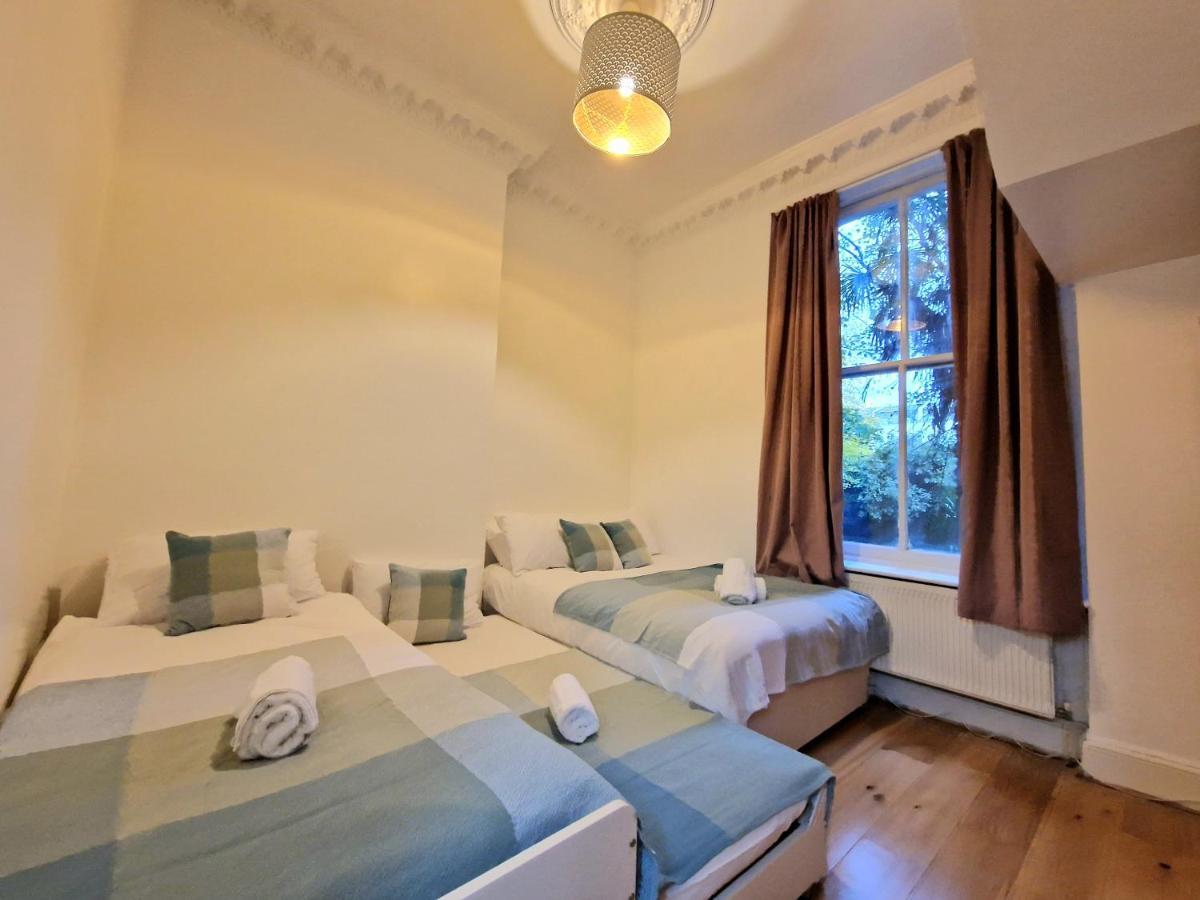 Lovely Ground Floor With High Ceiling And A Private Garden By Earl's Court Station *
