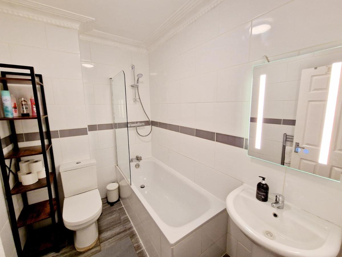 Appartement Lovely Ground Floor With High Ceiling And A Private Garden By Earl's Court Station Londen