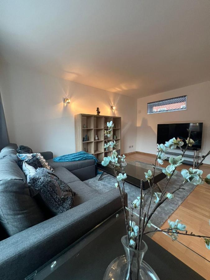 2 Bedroom Flat In Leicester Square * London