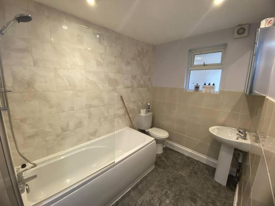 Spacious 2 Bedroom Flat * Londen