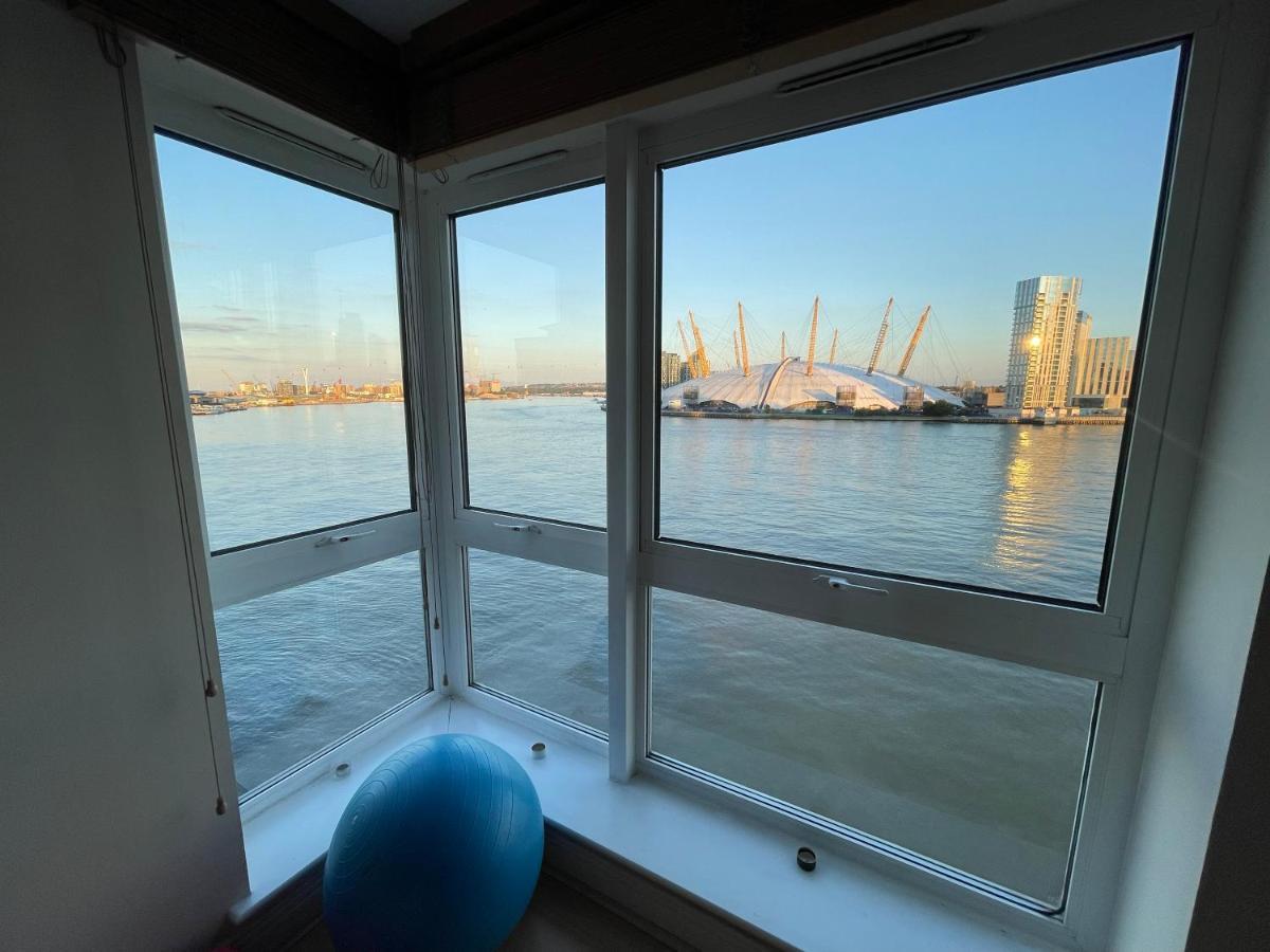 Very Large Ensuite With Wonderful View Over The River Thames In A Peaceful & Calm Residential Building - Shared Flat With 1 Host Alloggio in famiglia