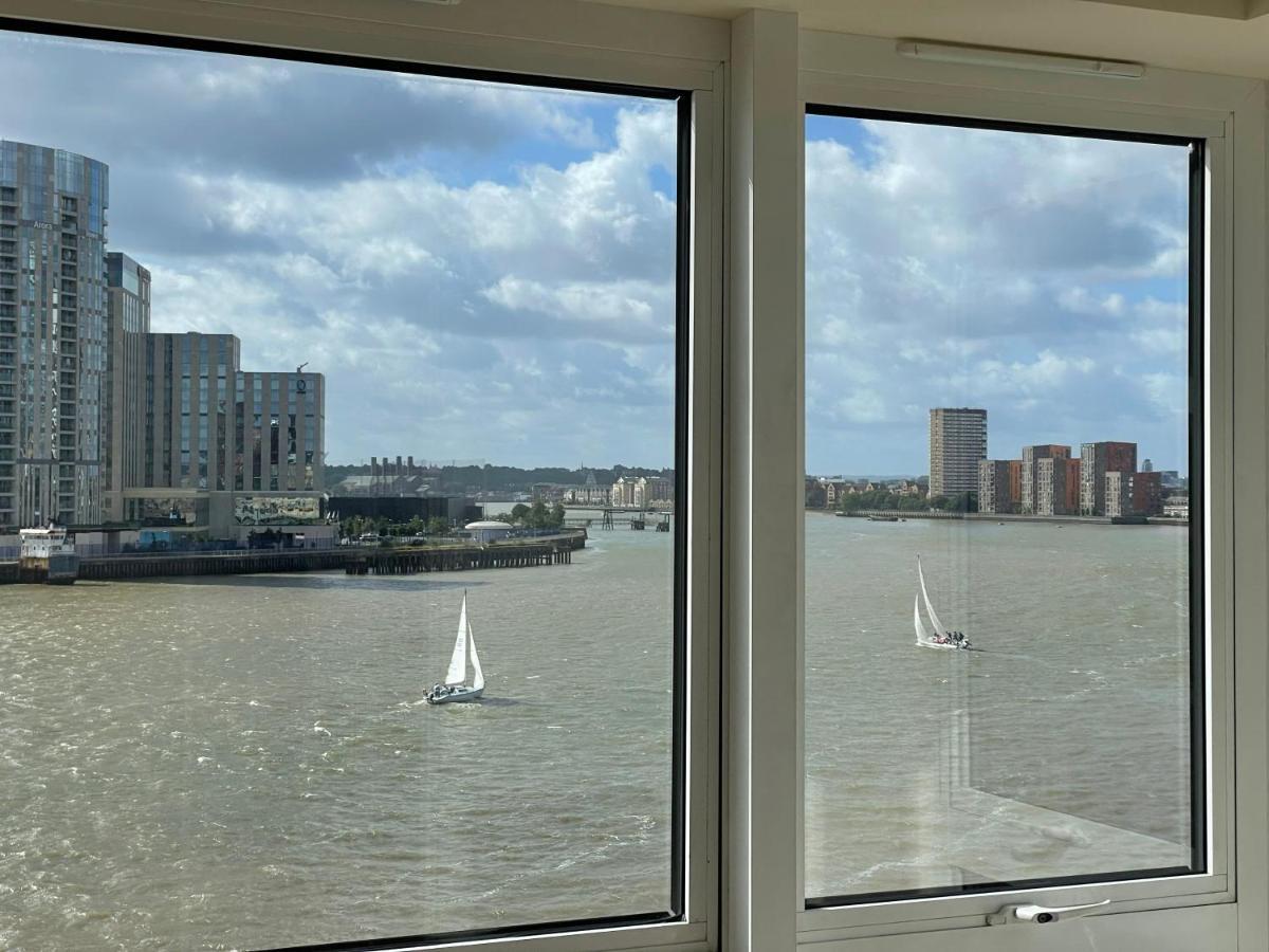 Very Large Ensuite With Wonderful View Over The River Thames In A Peaceful & Calm Residential Building - Shared Flat With 1 Host