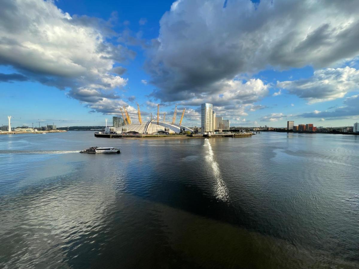 Very Large Ensuite With Wonderful View Over The River Thames In A Peaceful & Calm Residential Building - Shared Flat With 1 Host