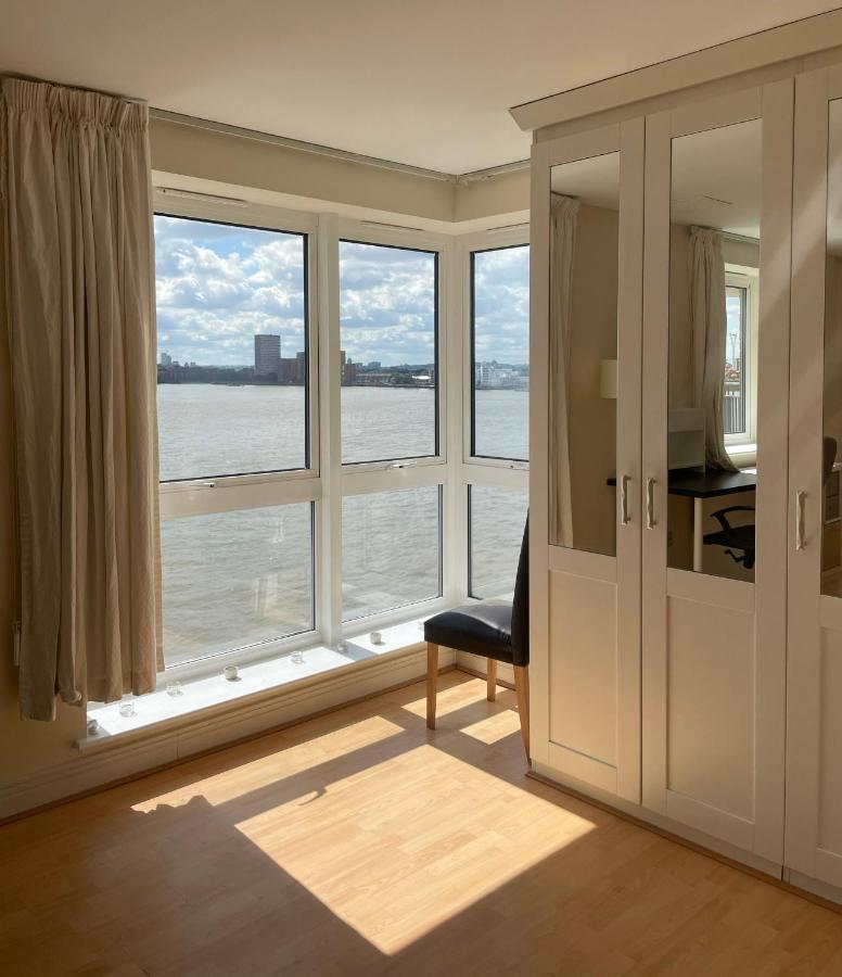 Alloggio in famiglia Very Large Ensuite With Wonderful View Over The River Thames In A Peaceful & Calm Residential Building - Shared Flat With 1 Host *