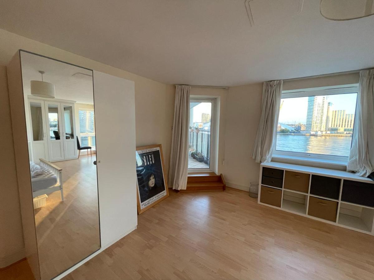 Very Large Ensuite With Wonderful View Over The River Thames In A Peaceful & Calm Residential Building - Shared Flat With 1 Host * Londra