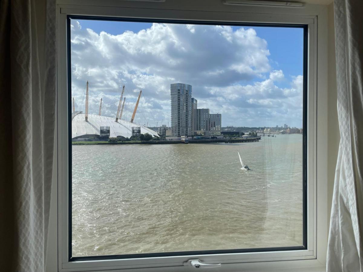 Very Large Ensuite With Wonderful View Over The River Thames In A Peaceful & Calm Residential Building - Shared Flat With 1 Host * Londra