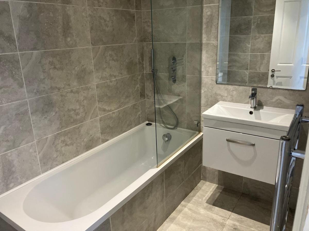 Splendid 2 Bed Flat With Private Terrace In Wimbledon - 2 The Queens Apartment *