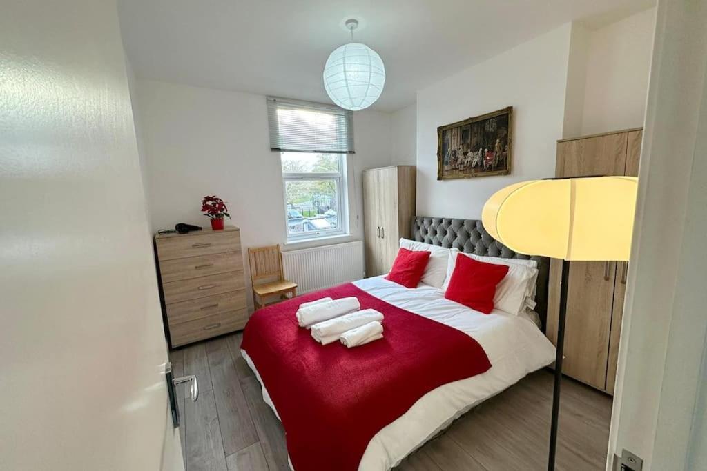 Parkside North - Victoria Line Apartment *