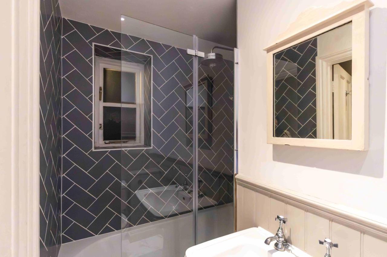 Shared 5 Mins Walk From Vauxhall And Nine Elms Station With Off-site Parking Near Us Embassy * Londen